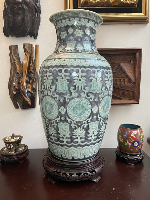 古玩陶瓷清晚期 紫地綠彩福壽連綿觀音瓶真品鑒賞圖