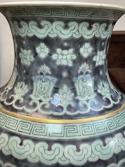 古玩陶瓷清晚期 紫地綠彩福壽連綿觀音瓶真品鑒賞圖