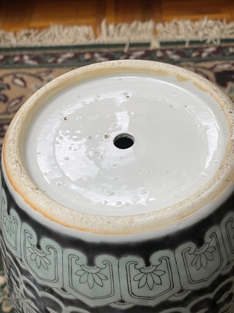 古玩陶瓷清晚期 紫地綠彩福壽連綿觀音瓶真品鑒賞圖