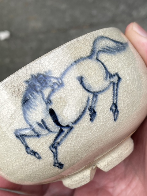 古玩陶瓷馬紋青花杯真品鑒賞圖