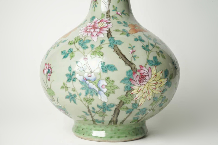 古玩陶瓷清中晚·豆青釉粉彩花卉紋天球瓶真品鑒賞圖