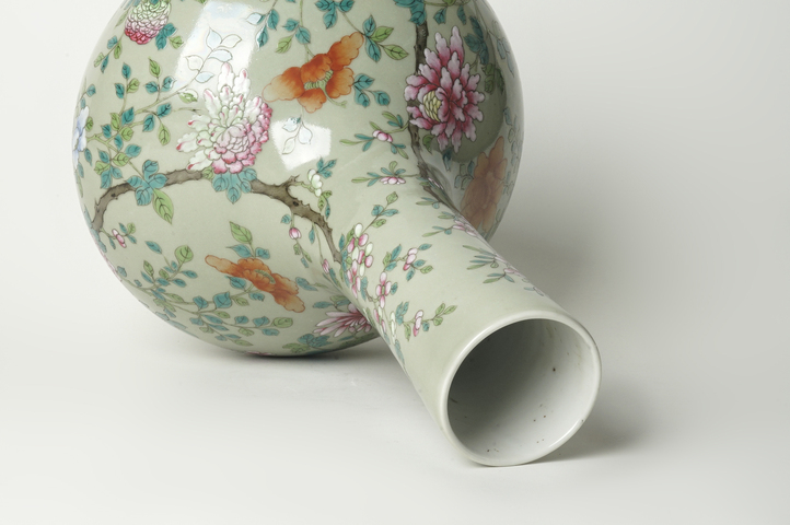 古玩陶瓷清中晚·豆青釉粉彩花卉紋天球瓶真品鑒賞圖