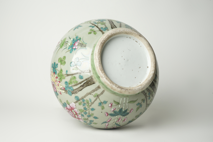 古玩陶瓷清中晚·豆青釉粉彩花卉紋天球瓶真品鑒賞圖