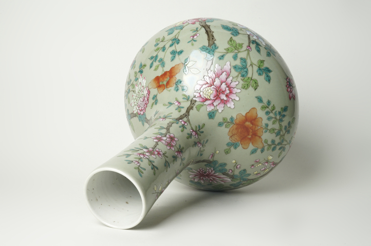 古玩陶瓷清中晚·豆青釉粉彩花卉紋天球瓶真品鑒賞圖