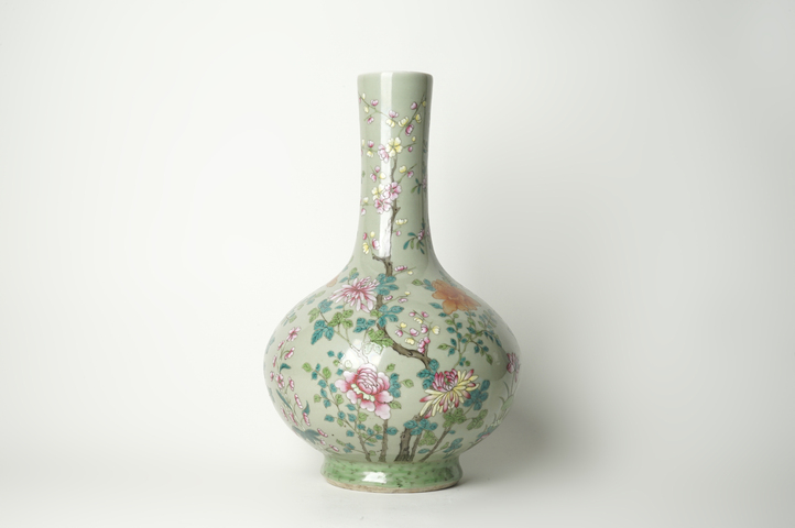 古玩陶瓷清中晚·豆青釉粉彩花卉紋天球瓶真品鑒賞圖