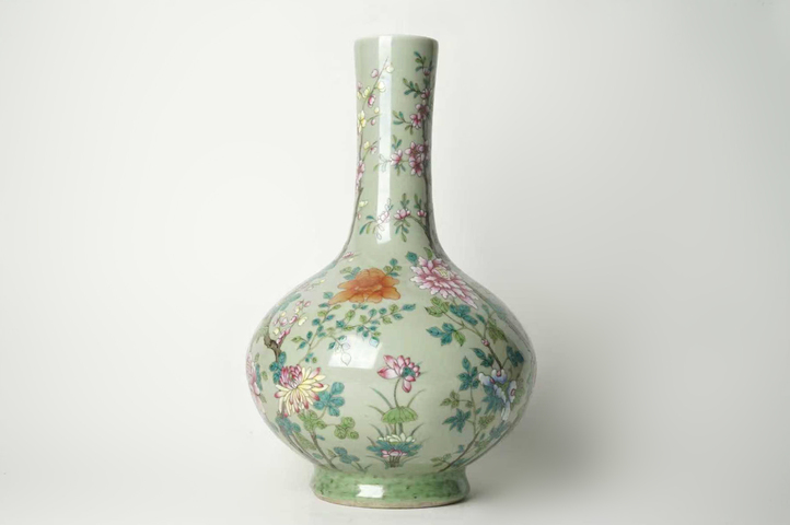 古玩陶瓷清中晚·豆青釉粉彩花卉紋天球瓶真品鑒賞圖