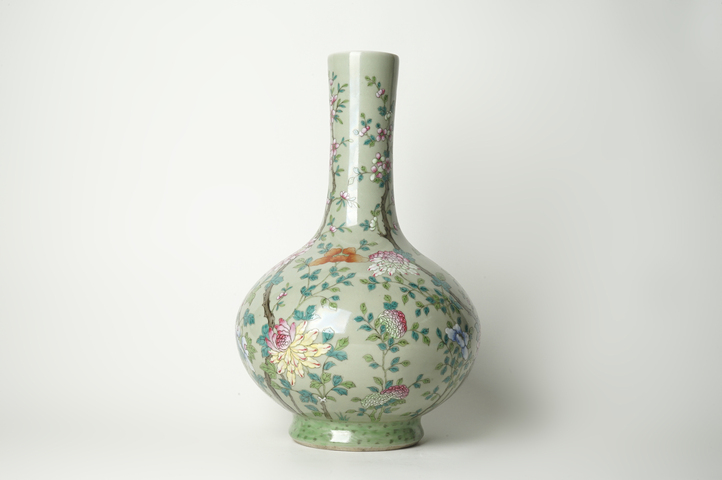 古玩陶瓷清中晚·豆青釉粉彩花卉紋天球瓶真品鑒賞圖