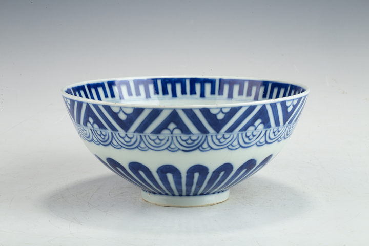 古玩陶瓷清中·“雍正年制”青花蓮瓣紋雞心碗真品鑒賞圖