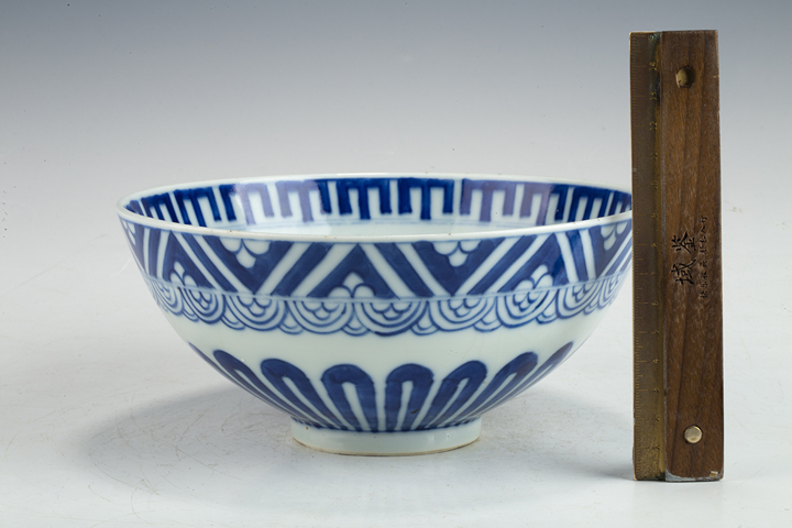 古玩陶瓷清中·“雍正年制”青花蓮瓣紋雞心碗真品鑒賞圖