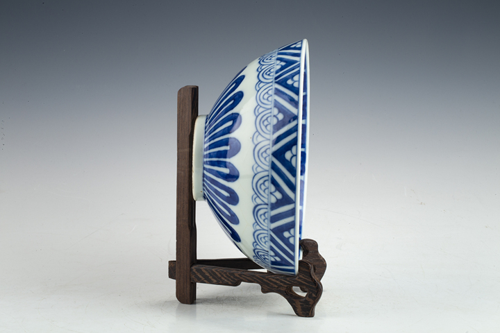 古玩陶瓷清中·“雍正年制”青花蓮瓣紋雞心碗真品鑒賞圖