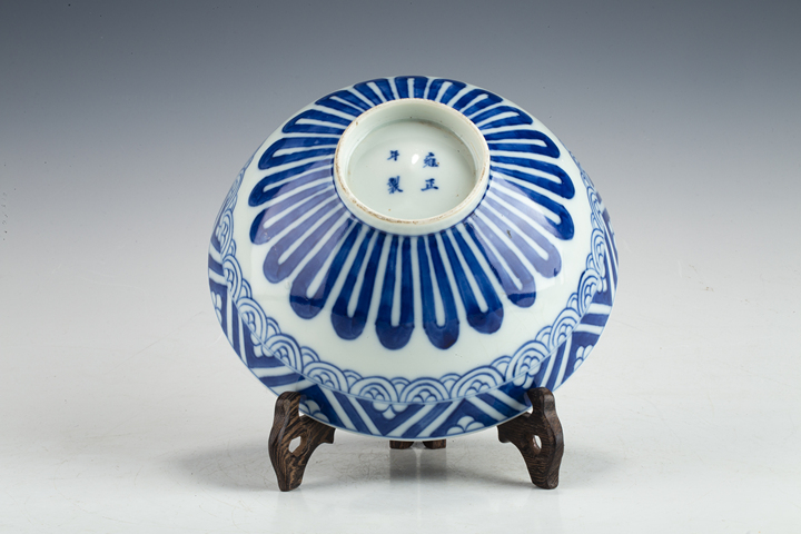 古玩陶瓷清中·“雍正年制”青花蓮瓣紋雞心碗真品鑒賞圖