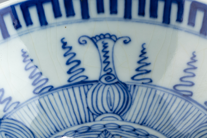 古玩陶瓷清中·“雍正年制”青花蓮瓣紋雞心碗真品鑒賞圖