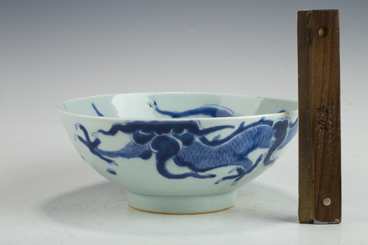 古玩陶瓷清雍乾·青花過墻龍紋碗拍賣，當(dāng)前價格388元