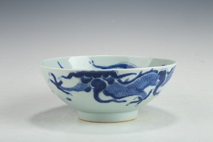 古玩陶瓷清雍乾·青花過墻龍紋碗拍賣，當(dāng)前價格388元