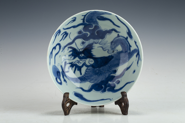 古玩陶瓷清雍乾·青花過墻龍紋碗拍賣，當(dāng)前價格388元