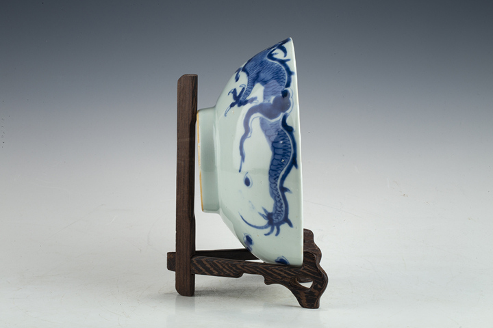 古玩陶瓷清雍乾·青花過墻龍紋碗拍賣，當(dāng)前價格388元