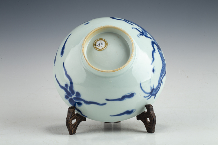 古玩陶瓷清雍乾·青花過墻龍紋碗拍賣，當(dāng)前價格388元