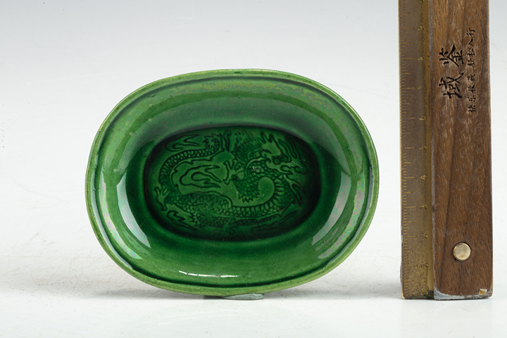 古玩陶瓷民國·綠釉暗刻龍紋小盤拍賣，當前價格213元