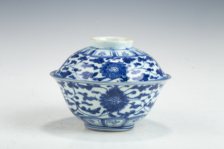 古玩陶瓷清中·青花纏枝蓮紋蓋碗真品鑒賞圖