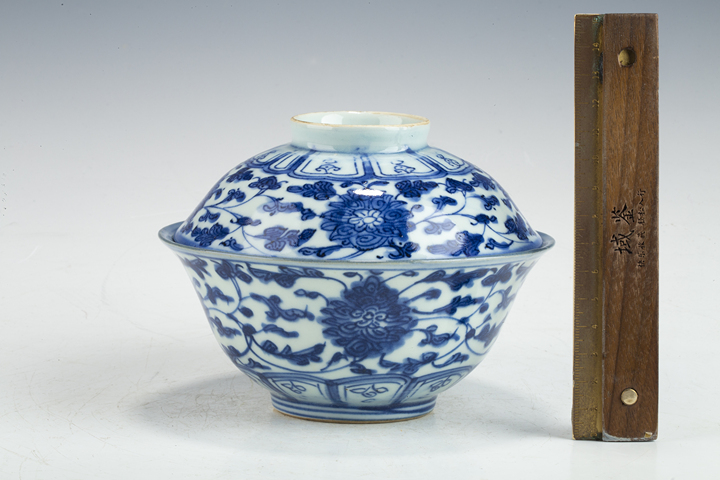 古玩陶瓷清中·青花纏枝蓮紋蓋碗真品鑒賞圖