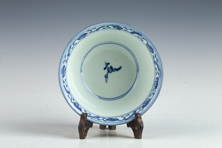 古玩陶瓷清中·青花纏枝蓮紋蓋碗真品鑒賞圖