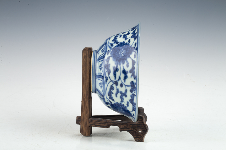 古玩陶瓷清中·青花纏枝蓮紋蓋碗真品鑒賞圖