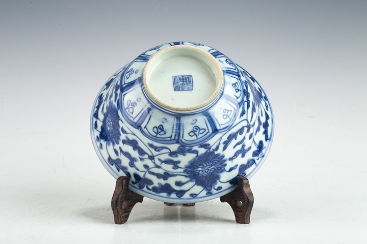 古玩陶瓷清中·青花纏枝蓮紋蓋碗真品鑒賞圖