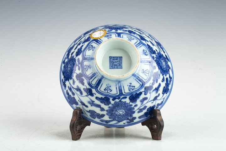 古玩陶瓷清中·青花纏枝蓮紋蓋碗真品鑒賞圖