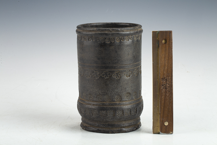 古玩銅器清代·黑陶印花筆筒真品鑒賞圖