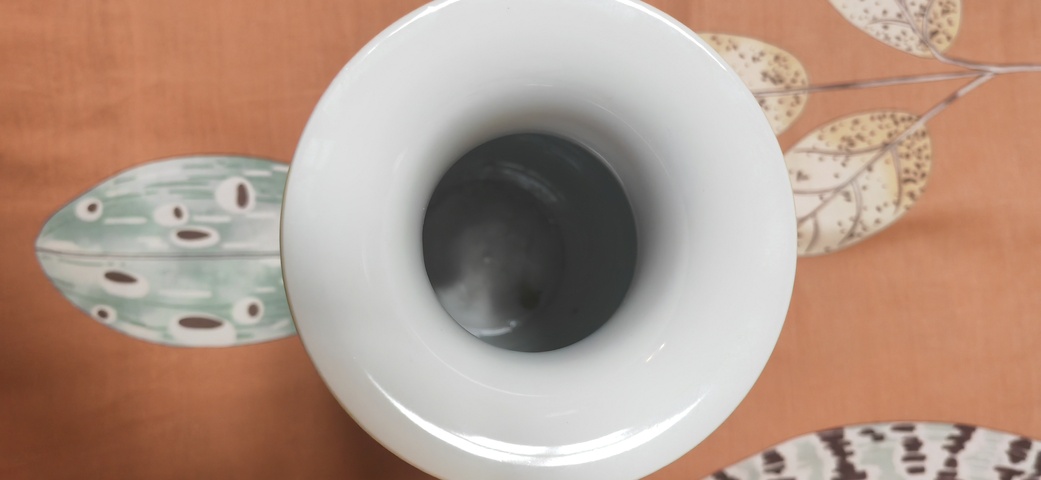 古玩陶瓷米黃釉堆白花鳥紋撇口瓶真品鑒賞圖