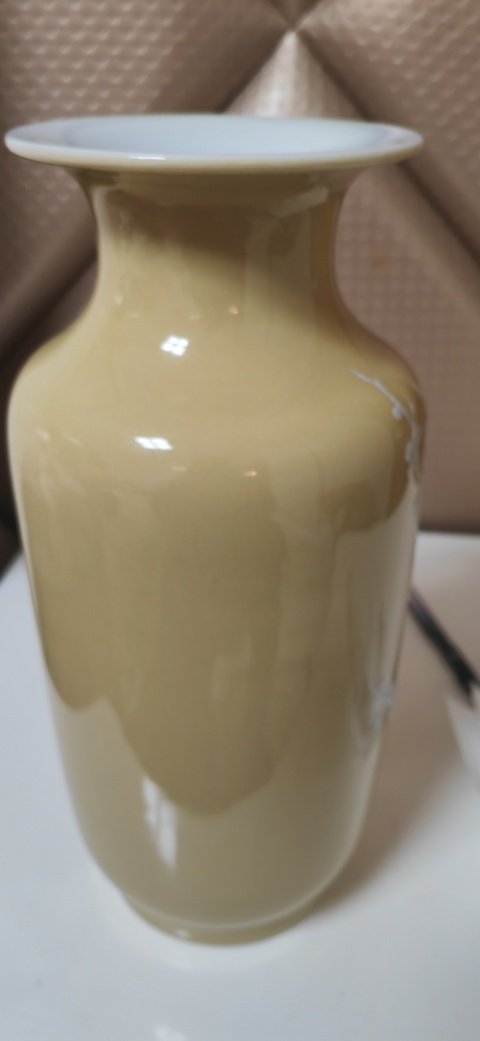 古玩陶瓷米黃釉堆白花鳥紋撇口瓶真品鑒賞圖