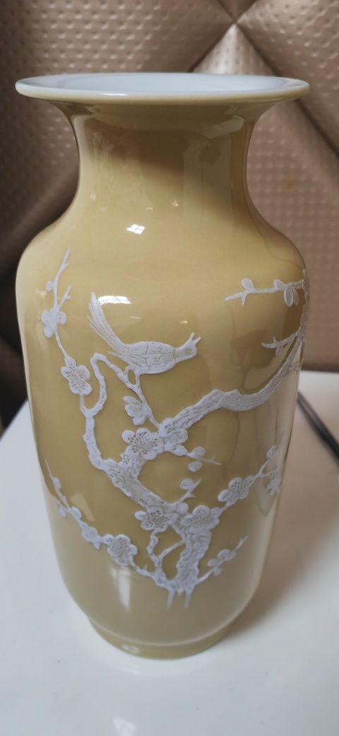 古玩陶瓷米黃釉堆白花鳥紋撇口瓶真品鑒賞圖