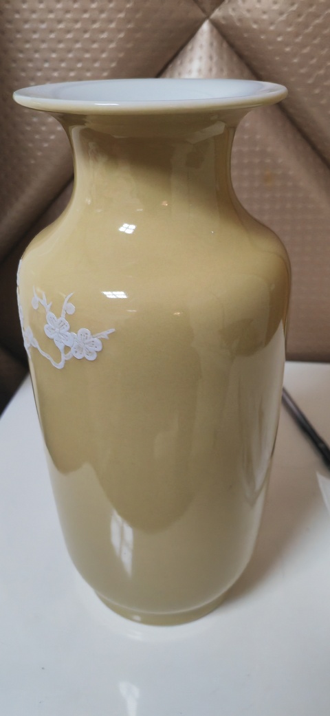 古玩陶瓷米黃釉堆白花鳥紋撇口瓶真品鑒賞圖