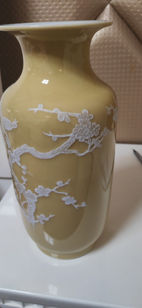 古玩陶瓷米黃釉堆白花鳥紋撇口瓶真品鑒賞圖