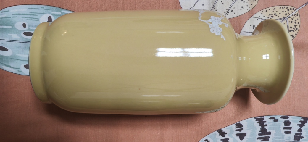 古玩陶瓷米黃釉堆白花鳥紋撇口瓶真品鑒賞圖