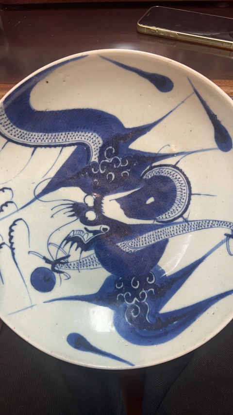 古玩陶瓷過墻龍紋青花盤真品鑒賞圖