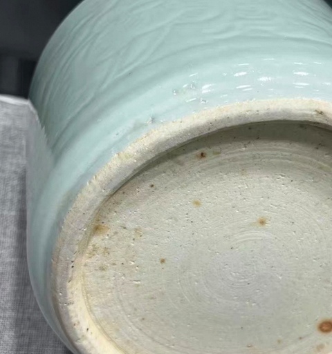 古玩陶瓷豆青釉暗刻花卉直筒爐真品鑒賞圖