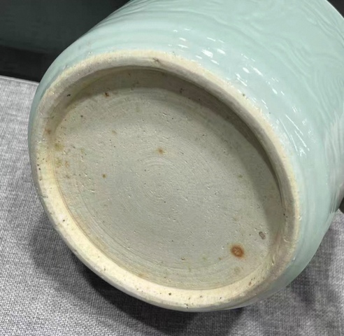 古玩陶瓷豆青釉暗刻花卉直筒爐真品鑒賞圖