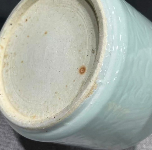 古玩陶瓷豆青釉暗刻花卉直筒爐真品鑒賞圖