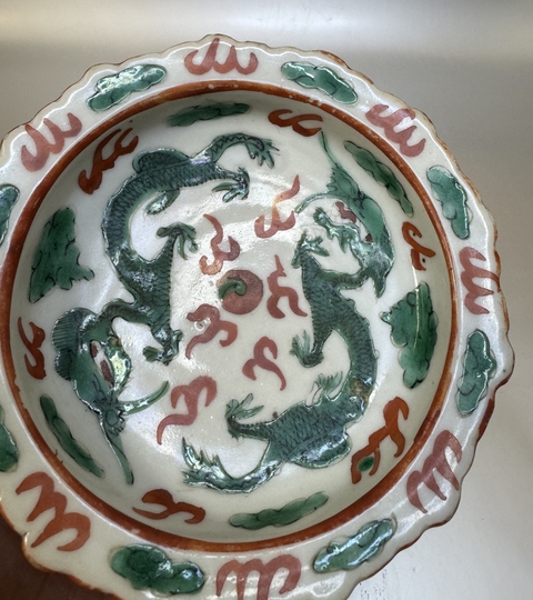 古玩陶瓷紅綠彩龍紋高足盤真品鑒賞圖