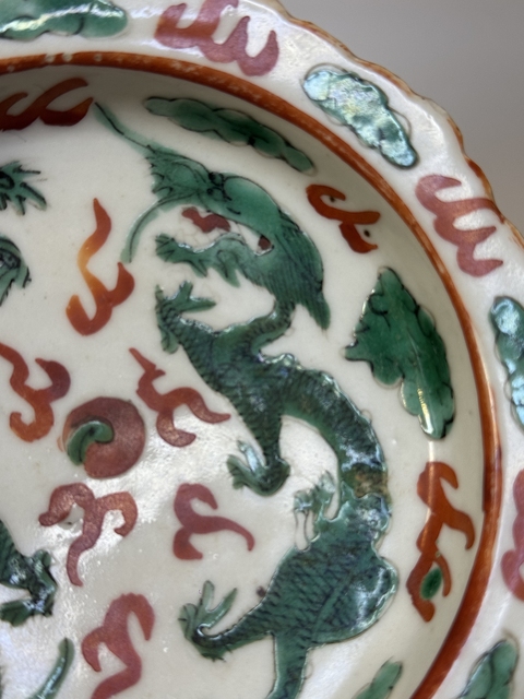 古玩陶瓷紅綠彩龍紋高足盤真品鑒賞圖