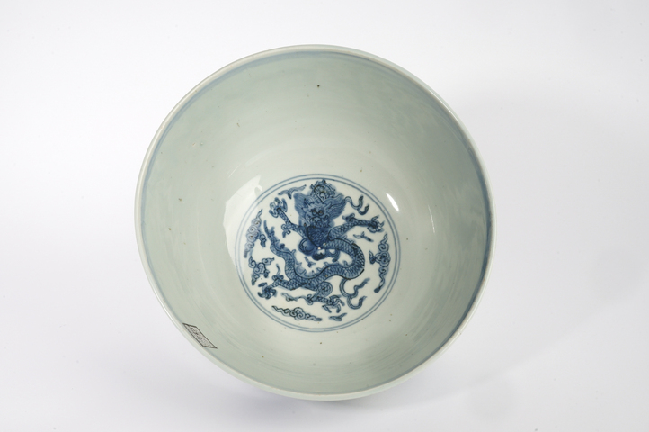 古玩陶瓷明晚期·青花團龍紋大碗真品鑒賞圖