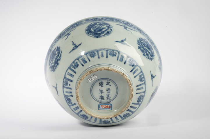 古玩陶瓷明晚期·青花團龍紋大碗真品鑒賞圖