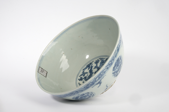 古玩陶瓷明晚期·青花團龍紋大碗真品鑒賞圖