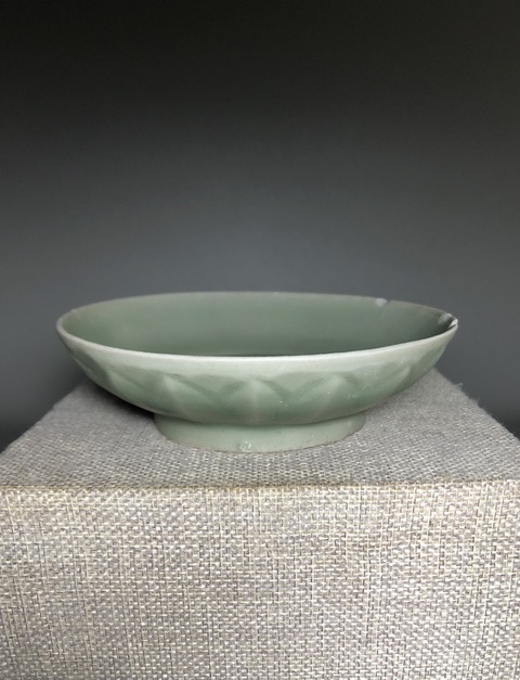 古玩陶瓷龍泉青瓷刻仰蓮紋盤真品鑒賞圖