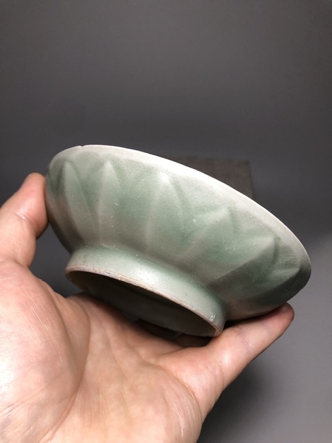 古玩陶瓷龍泉青瓷刻仰蓮紋盤真品鑒賞圖