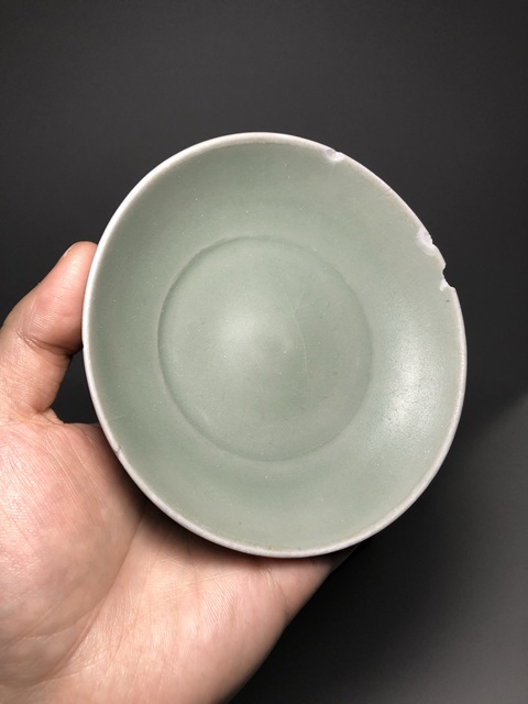 古玩陶瓷龍泉青瓷刻仰蓮紋盤真品鑒賞圖