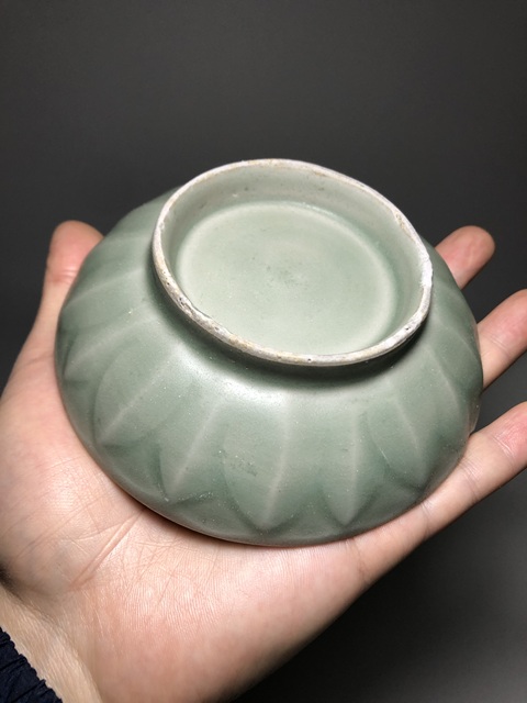 古玩陶瓷龍泉青瓷刻仰蓮紋盤真品鑒賞圖