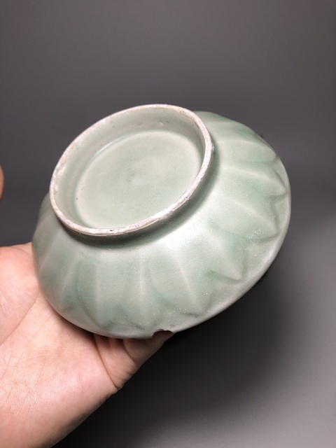 古玩陶瓷龍泉青瓷刻仰蓮紋盤真品鑒賞圖