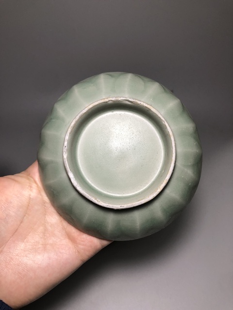 古玩陶瓷龍泉青瓷刻仰蓮紋盤真品鑒賞圖